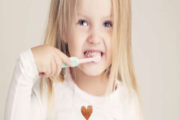 Szczoteczka do zębów dla dziecka – jak wybrać, jaka dla malucha, budowa